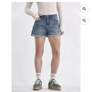 No Boundaries Jean Denim Women’s Size 8 Blue Shorts High Rise Shorts 3" Inseam